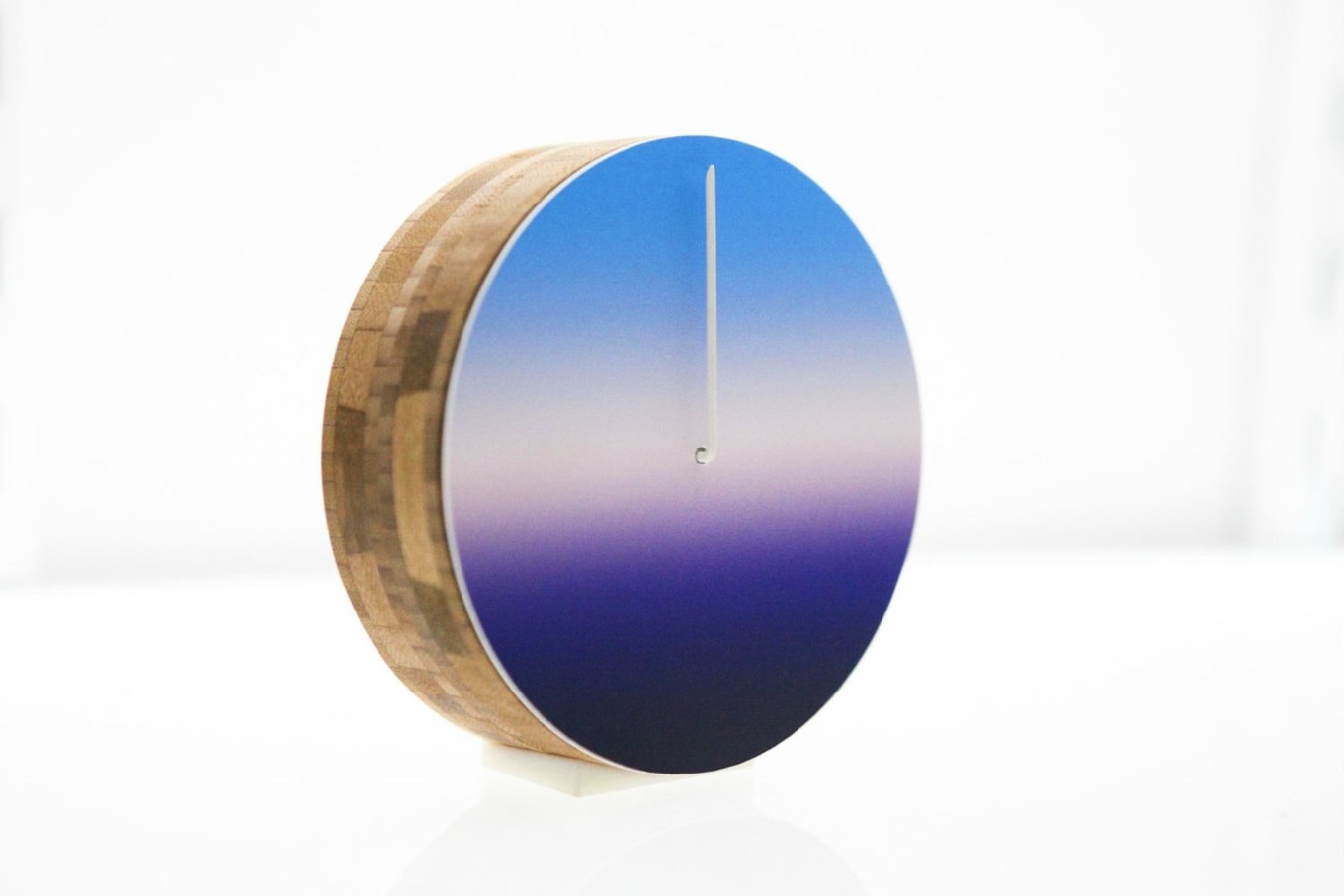 Минималистичный дизайн коллекции интерьерных часов